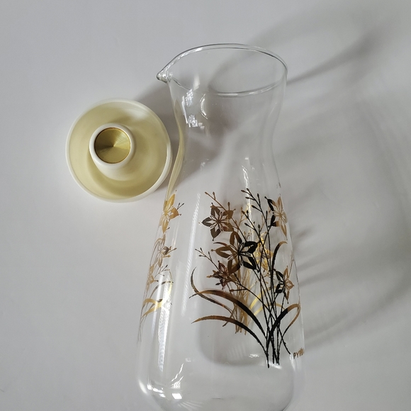VTG PYREX Juice Pitcher Milk Carafe Glass Server Floral Leafy Gold Overlay Tall - Picture 8 of 14